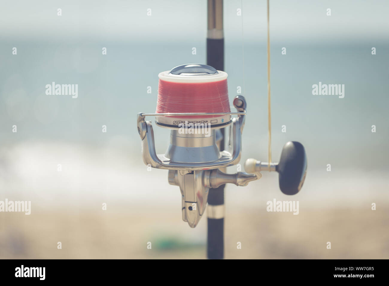 Canna da pesca, mulinello, close-up, visualizzare la ricreazione e la pesca sul mare Mediterraneo Foto Stock
