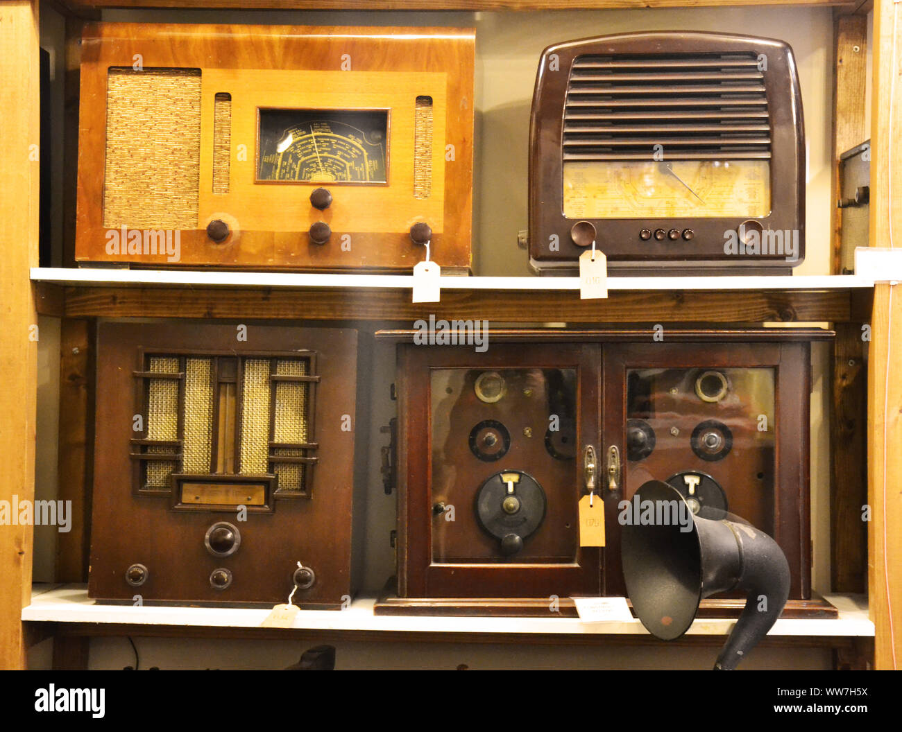 Vecchia radio d'epoca in un museo Foto stock - Alamy