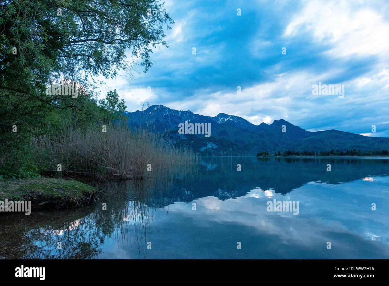In Germania, in Baviera, Kochel am See, atmosfera serale presso il lago Kochelsee con una vista del Herzogstand Foto Stock