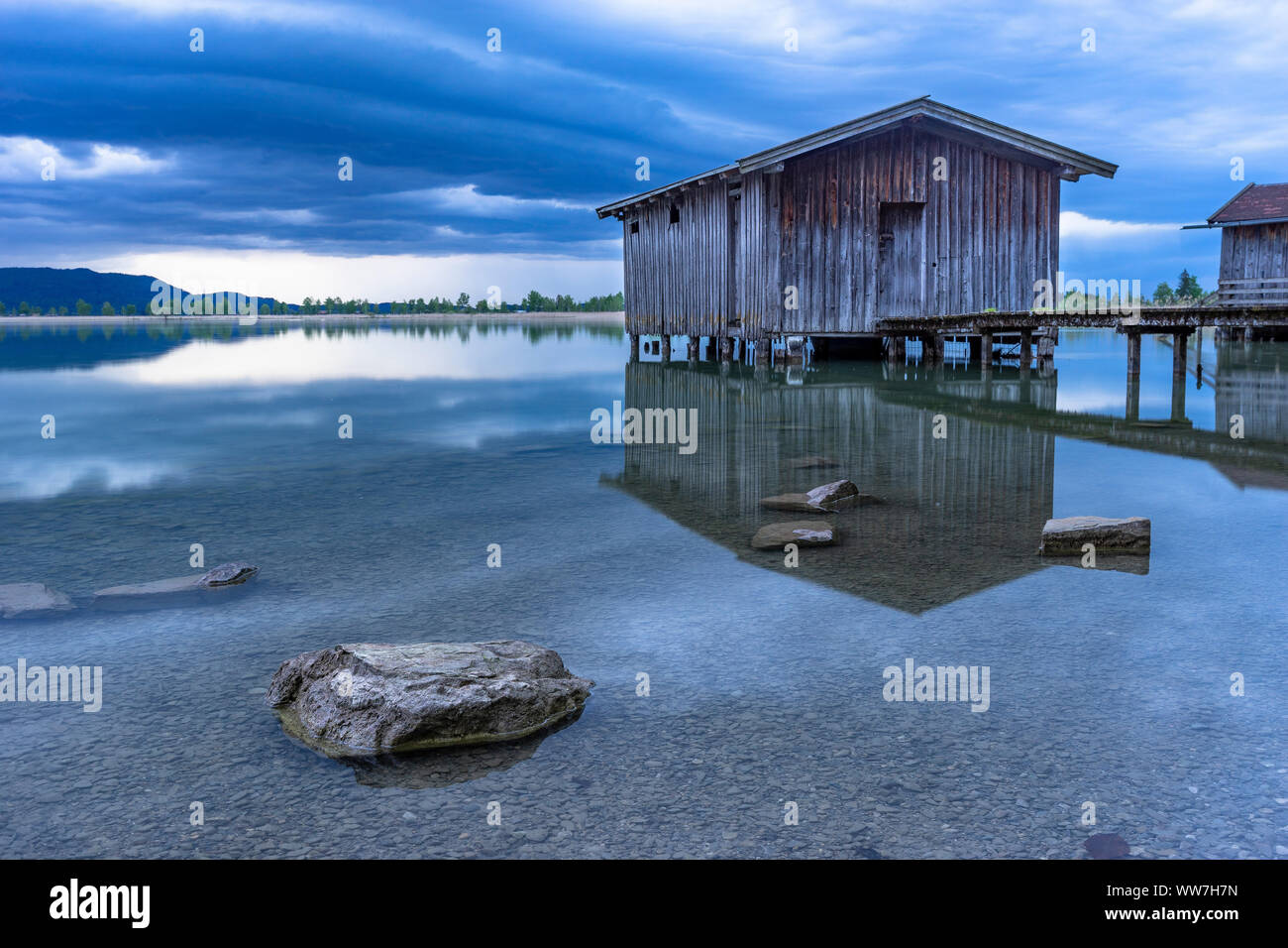 In Germania, in Baviera, Kochel am See, Boathouse al Lago Kochelsee su una sera Nuvoloso Foto Stock