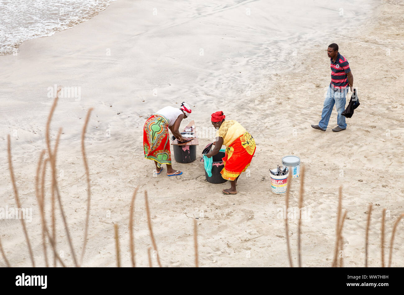 Donne pulizia del pesce sulla spiaggia, Tarrafal, isola di Santiago, Capo Verde, Cabo Verde, Africa. Foto Stock