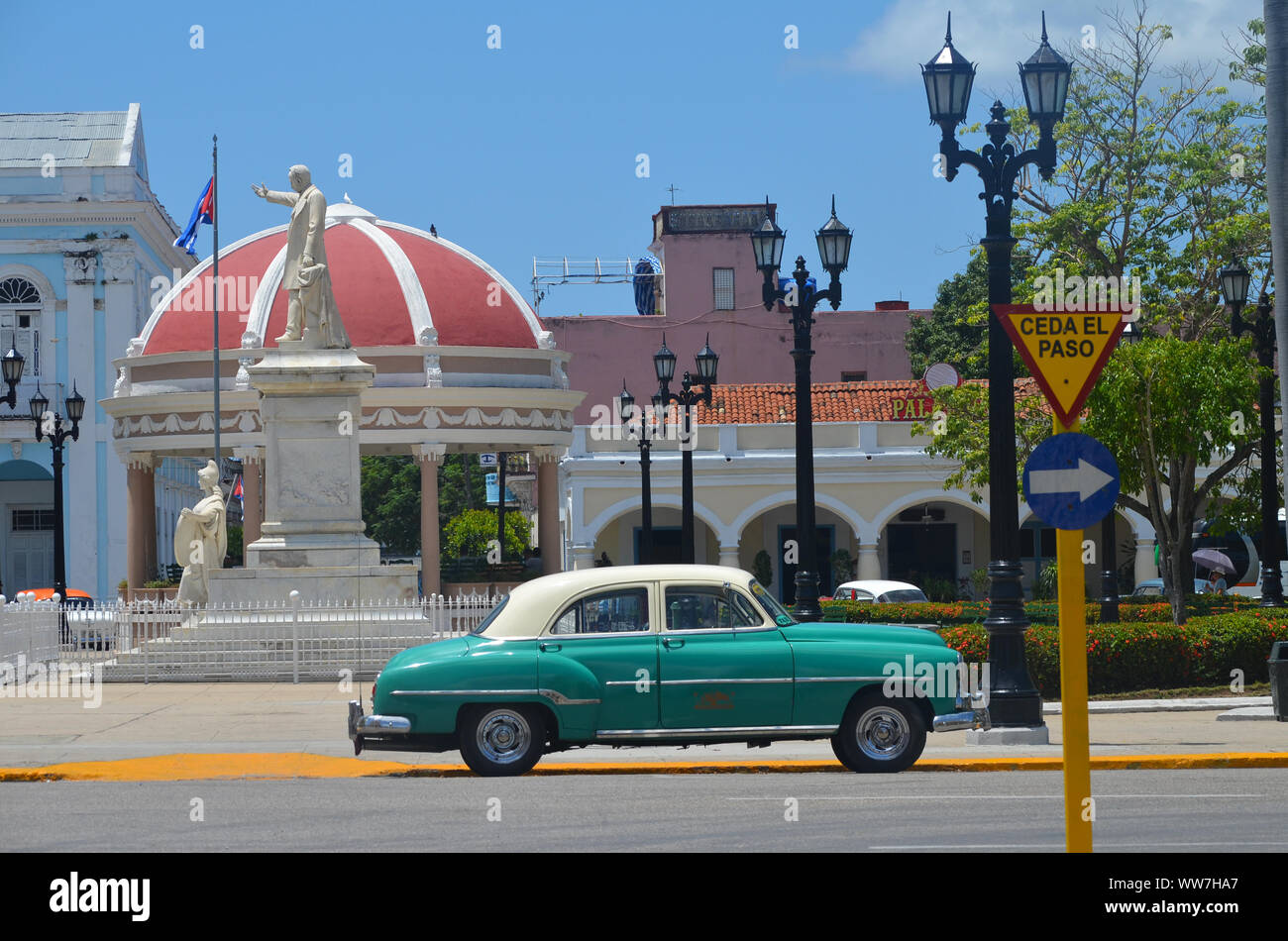 Auto d'epoca nelle strade di Cienfuegos, una vecchia città coloniale nel sud di Cuba Foto Stock