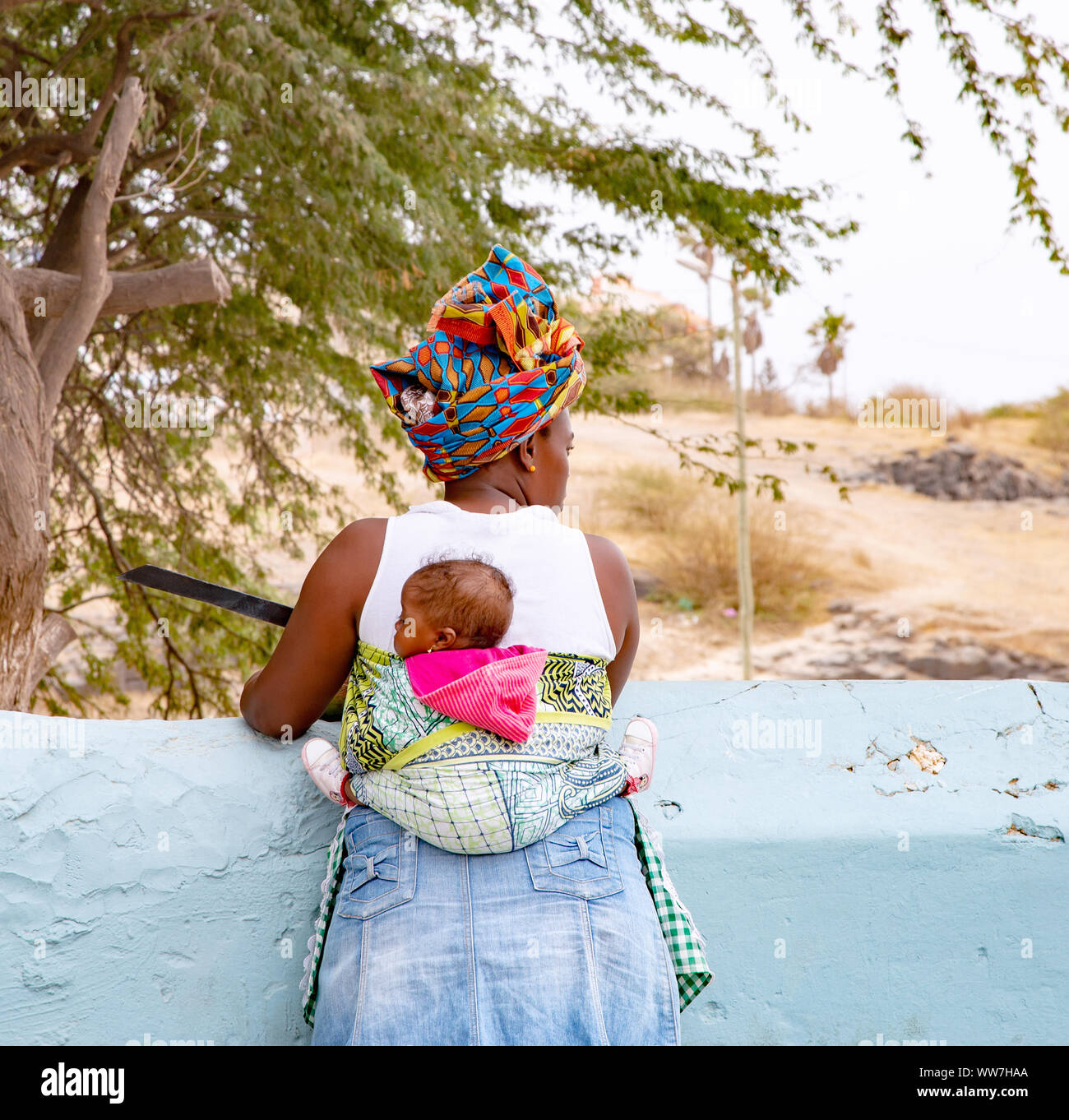 Donna con bambino, Tarrafal, isola di Santiago, Capo Verde, Cabo Verde, Africa. Foto Stock