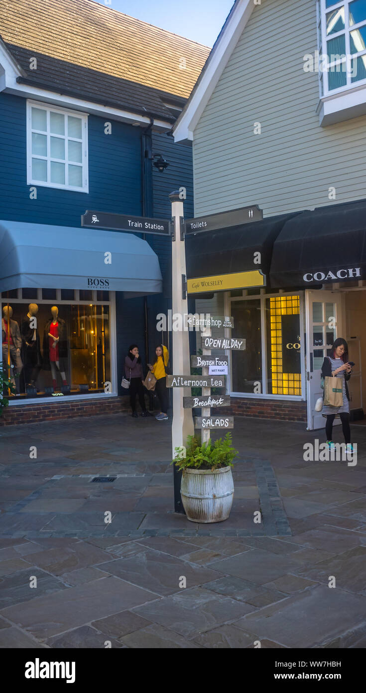 Segnaletica al Bicester Village, Oxfordshire, Regno Unito Foto Stock