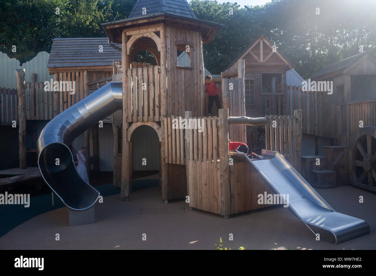 Area giochi per bambini presso il Villaggio di Bicester, Oxfordshire, Regno Unito. Il parco giochi è principalmente costituito da legno, un eco prodotto sostenibile Foto Stock