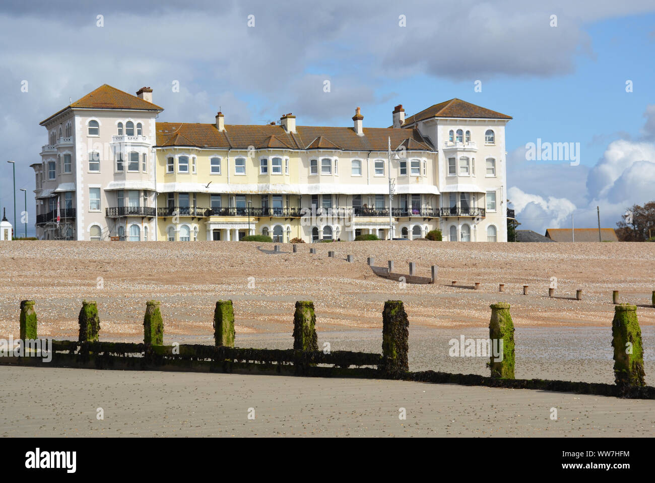 Edificio vicino alla riva del mare di Bognor Regis, Regno Unito Foto Stock