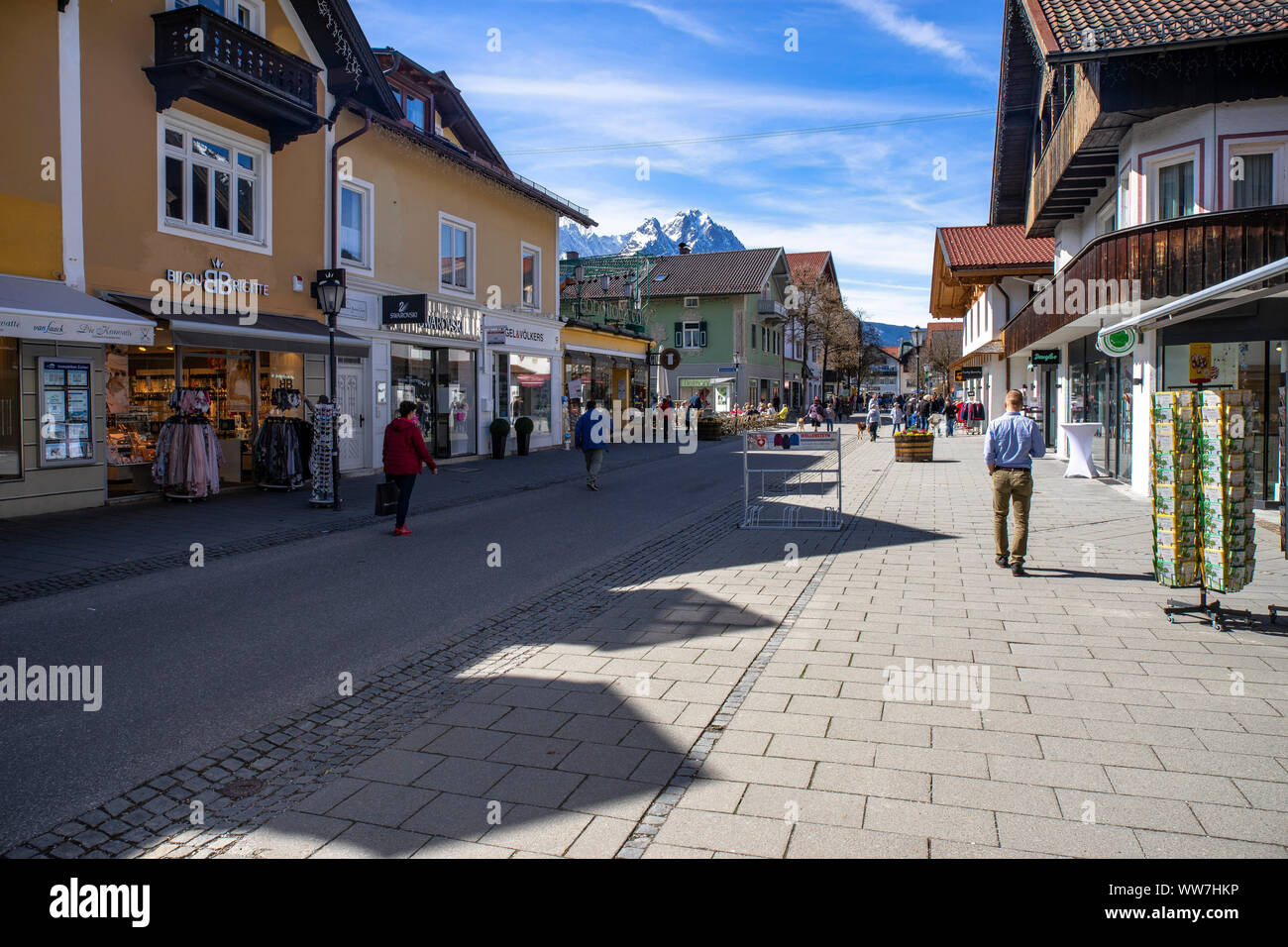 In Germania, in Baviera, Garmisch-Partenkirchen, scene di strada nel centro di Garmisch-Partenkirchen Foto Stock