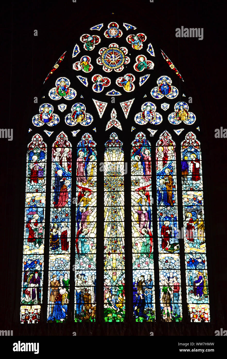 Finestra di vetro colorato all'interno di una chiesa inglese Foto Stock