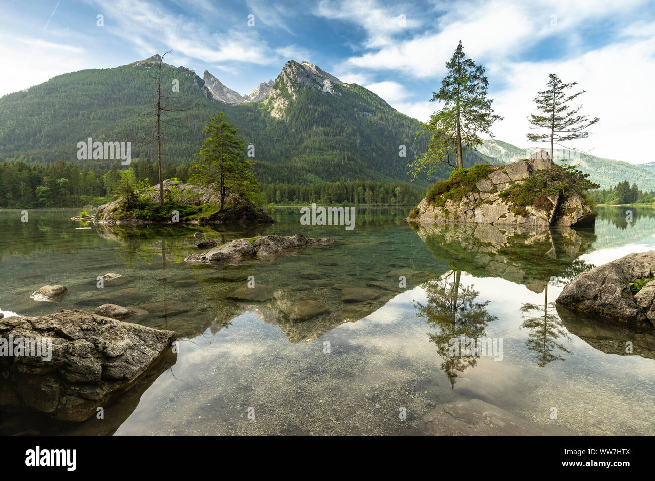 In Germania, in Baviera, la regione di Berchtesgaden, Ramsau, vista l'idilliaco Hintersee e il Hochkalter Montagne Foto Stock