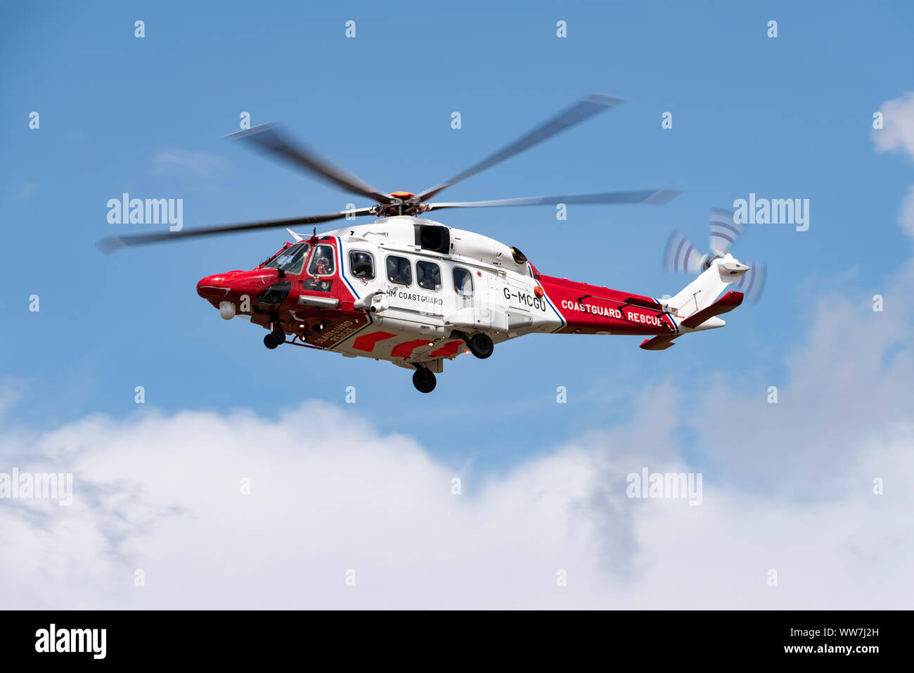 Leonardo AW189 di medie dimensioni di Ricerca e Salvataggio in elicottero G-MCGU della Guardia Costiera britannico arriva a RAF Fairford a partecipare al RIAT Foto Stock