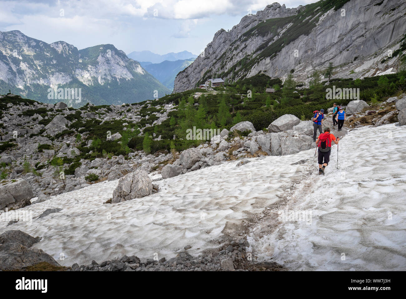 In Germania, in Baviera, la regione di Berchtesgaden, Ramsau, escursionisti attraversa un snowfield sulla discesa a BlaueishÃ¼tte Foto Stock