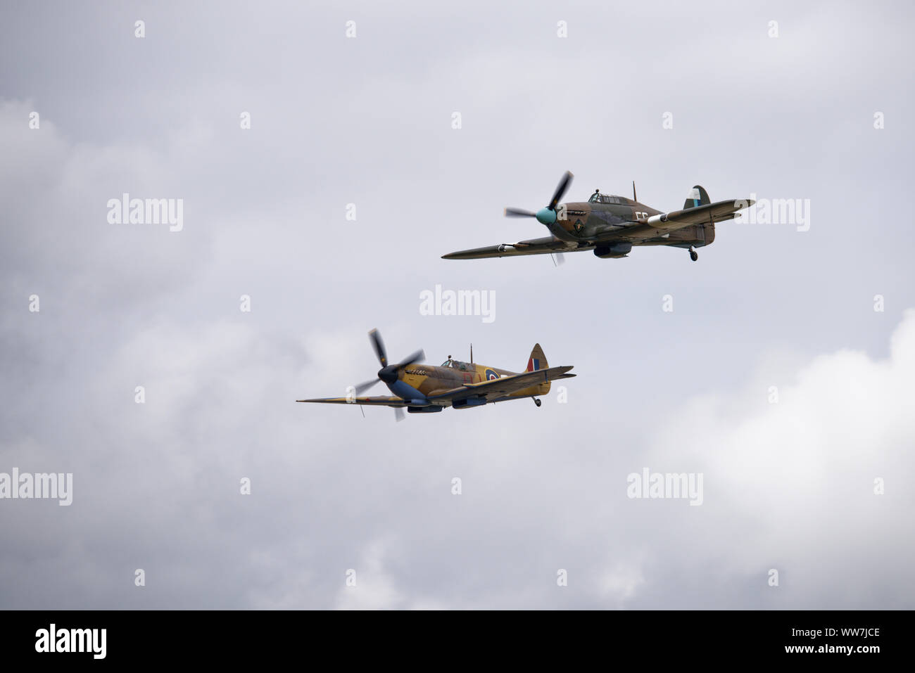 Il Supermarine Spitfire e Hawker Hurricane Royal Air Force guerra mondiale due aerei da combattimento del Battle of Britain Memorial display di volo al RIAT Foto Stock