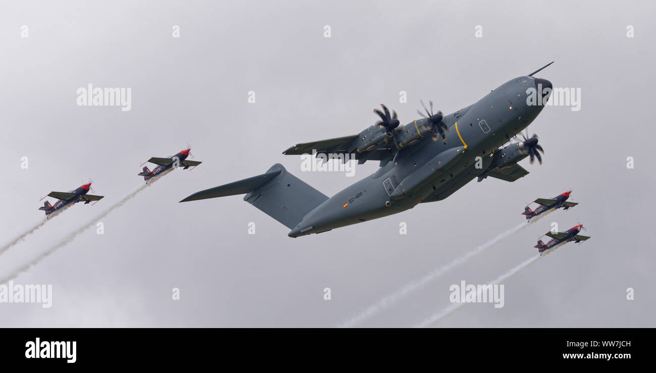British Aerobatic Team display, le lame volare in formazione rara con un Airbus Difesa e Spazio Atlas A400M militari gli aerei da trasporto al RIAT Foto Stock