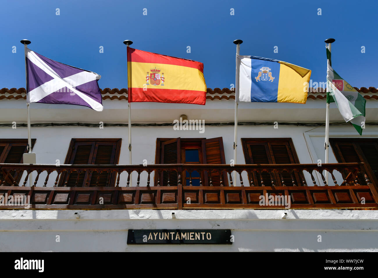 Bandiere del consiglio comunale, sindaco di ufficio, Ayuntamiento, Vilaflor de Chasna, Tenerife, Isole Canarie, Spagna Foto Stock