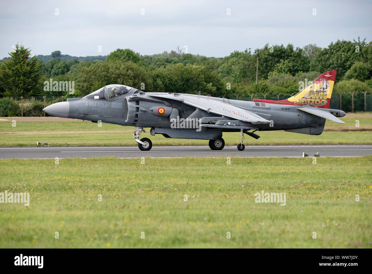 Marina spagnola Harrier jet da combattimento VA1B-37 taxi lungo la pista di RAF Fairford nel Gloucestershire al RIAT Foto Stock