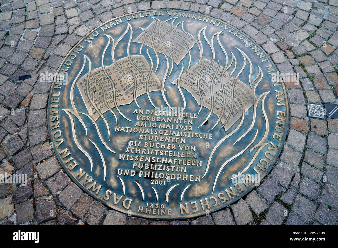 Germania, Hesse, Frankfurt am Main, RÃ¶merberg, ciottoli, targa commemorativa di nazisti prenota bruciature Foto Stock