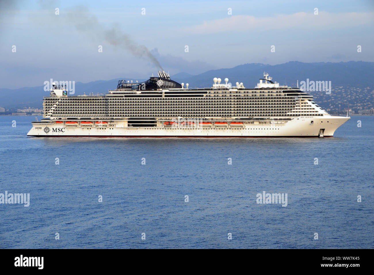 L'ampia e lussuosa nave da crociera MSC 'Seaview" nella baia al di fuori  del porto di Cannes, Cote d'Azur, in Francia, UE Foto stock - Alamy