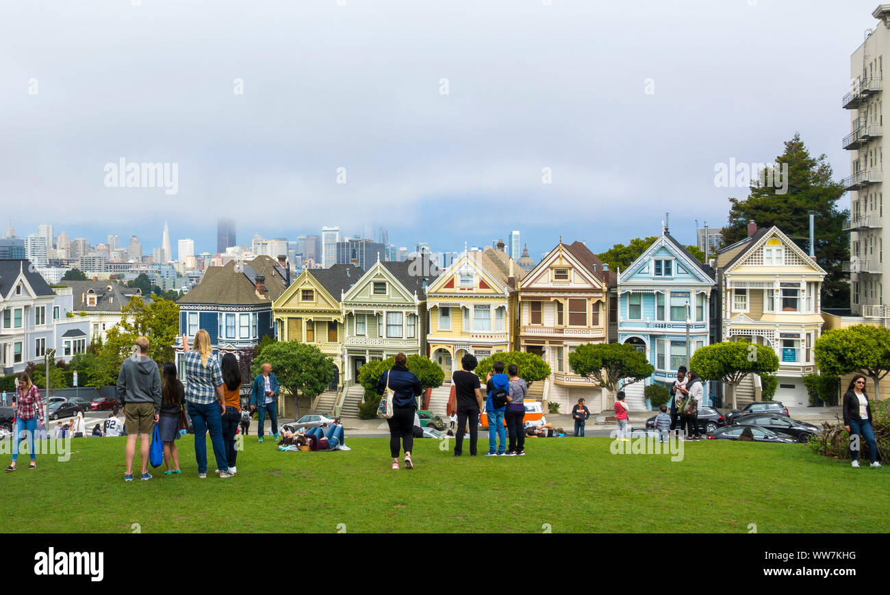 Stati Uniti, California, San Francisco County, Painted Ladies case in Steiner Street presso l'Alamo Square Park Foto Stock