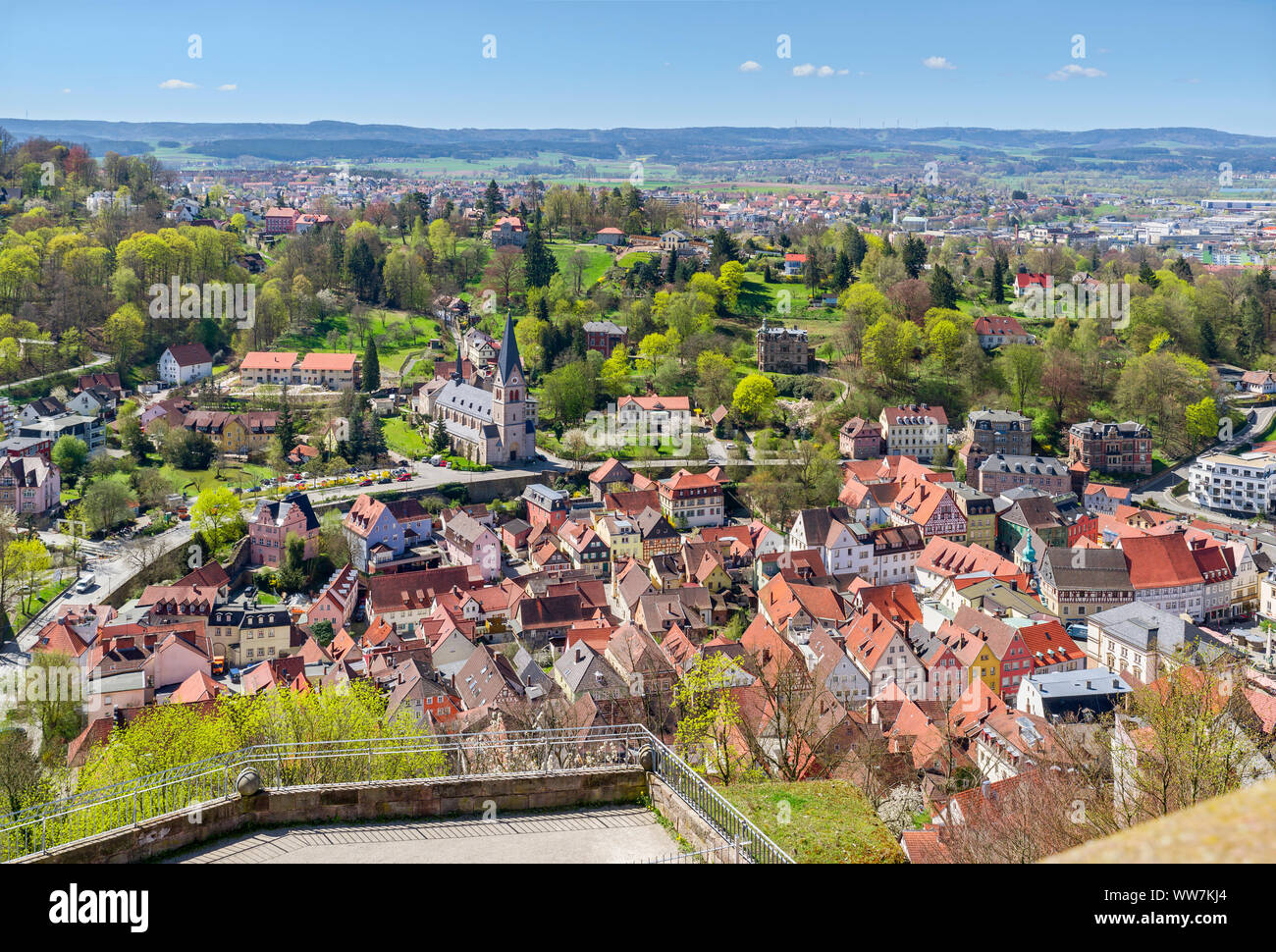 In Germania, in Baviera, Kulmbach, vista dal Plassenburg oltre Kulmbach alla chiesa cattolica " la nostra cara signora' all'SchieÃŸgraben Foto Stock