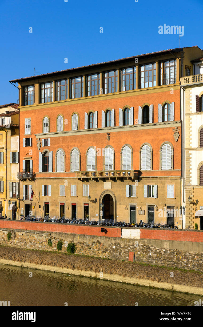 L'Italia, Firenze, l'hotel Bretagna al fiume Arno. L'hotel è un antico palazzo che apparteneva in precedenza al re di Olanda Foto Stock