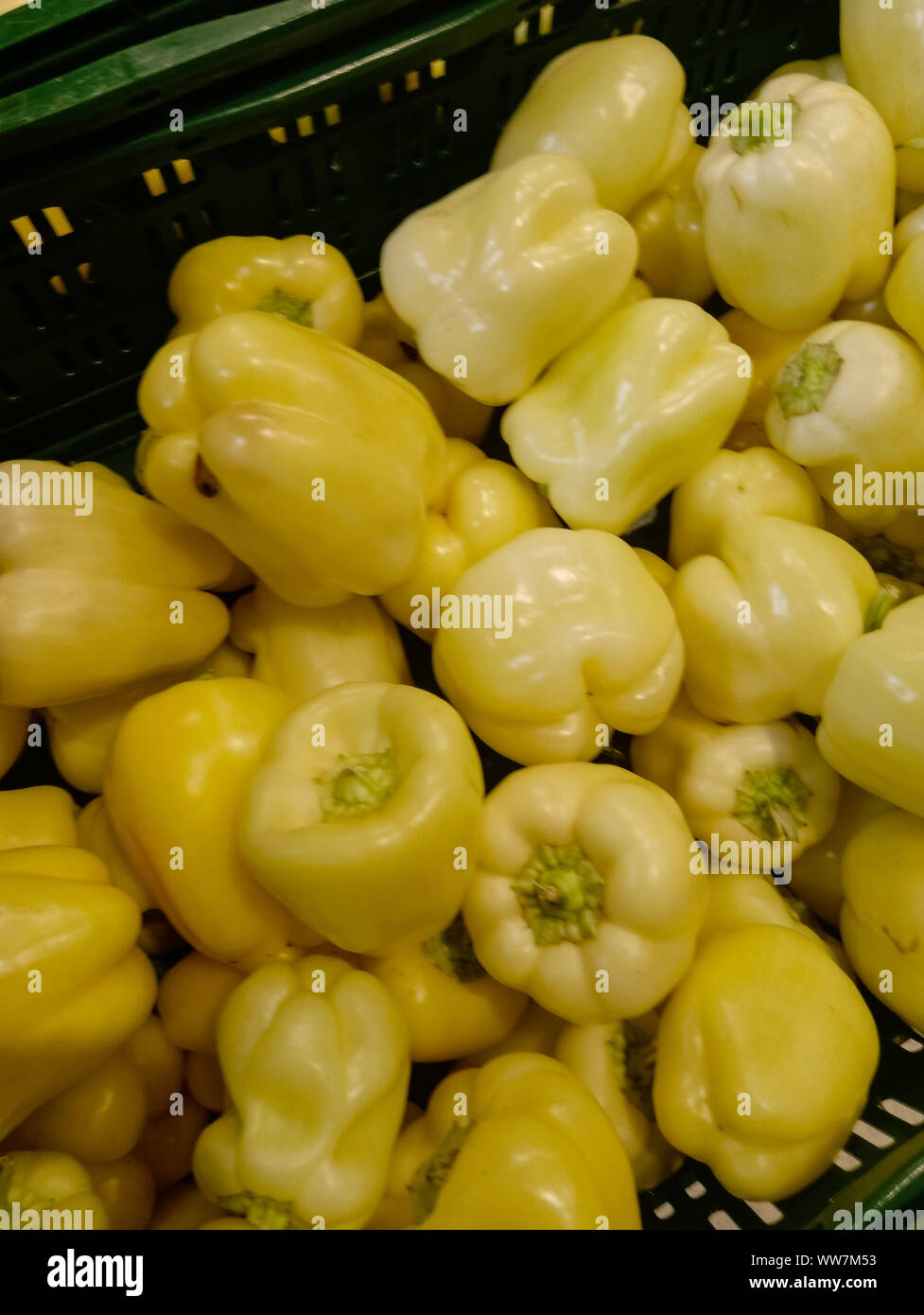 Peperone giallo ricco di vitamina dieta sana pianta vegetale naturale spezie organico in scaffale di supermercato, mercato contadino Foto Stock