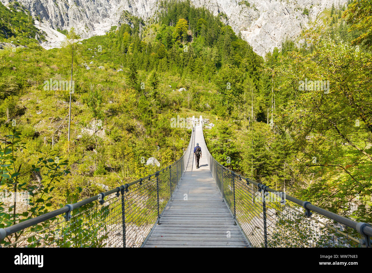 Berchtesgaden, Alpi, Ramsau, Klausbachtal, ponte di sospensione, escursionista Foto Stock