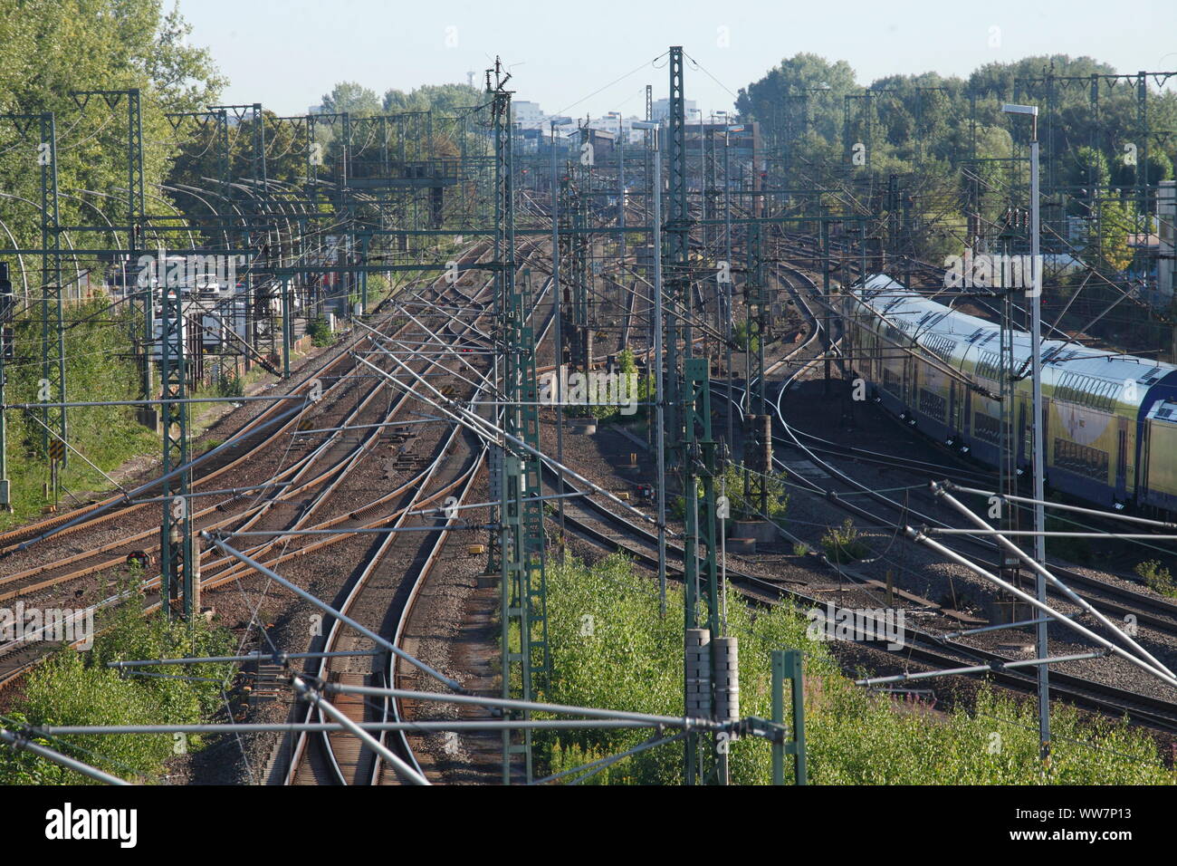 Sistema ferroviario con rotaie e treni pendolari, Harburg, Amburgo, Germania, Europa Foto Stock