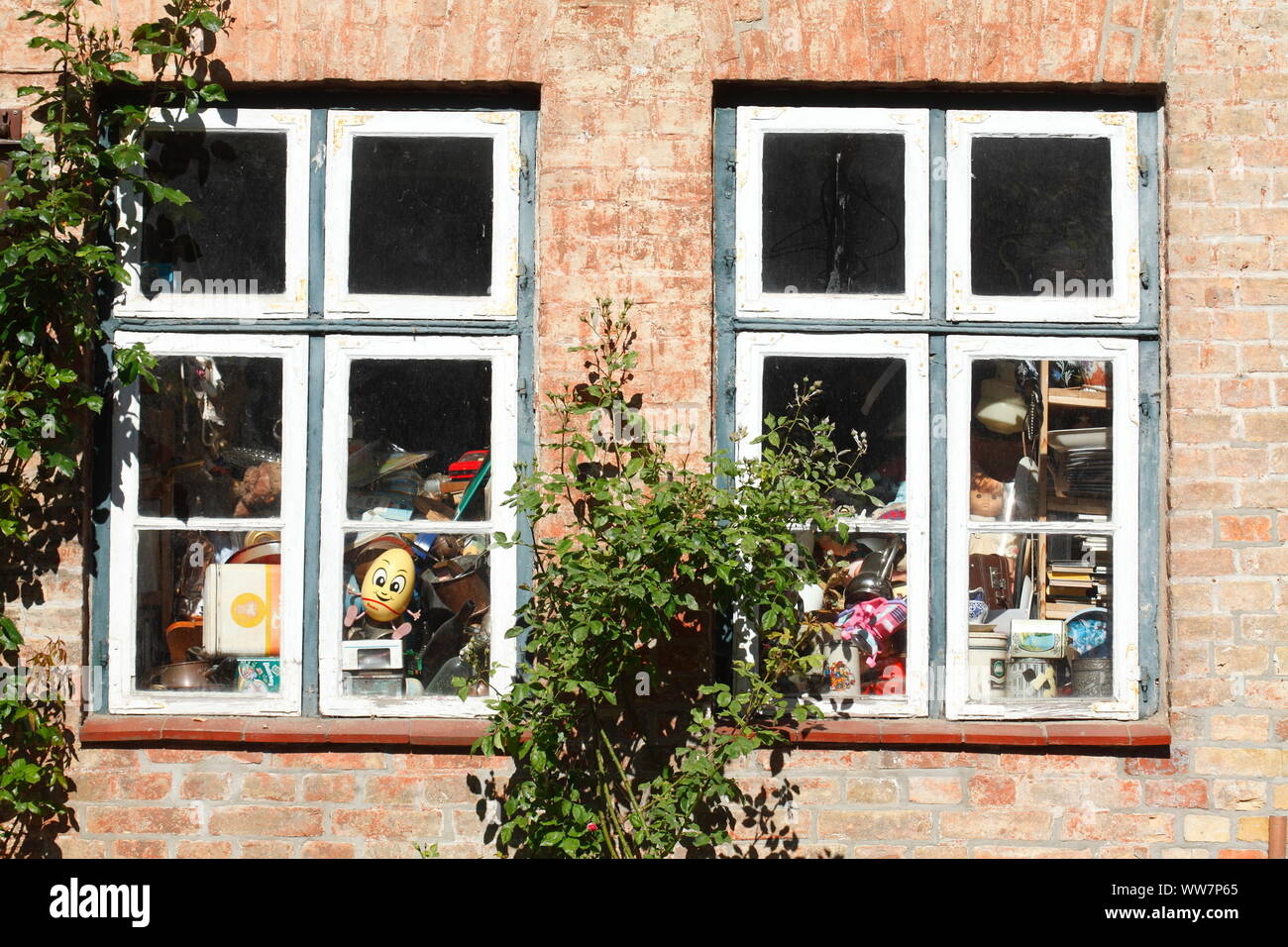 Vecchia finestra in Stolbergstrasse, Eutin, Schleswig-Holstein, Germania, Europa Foto Stock