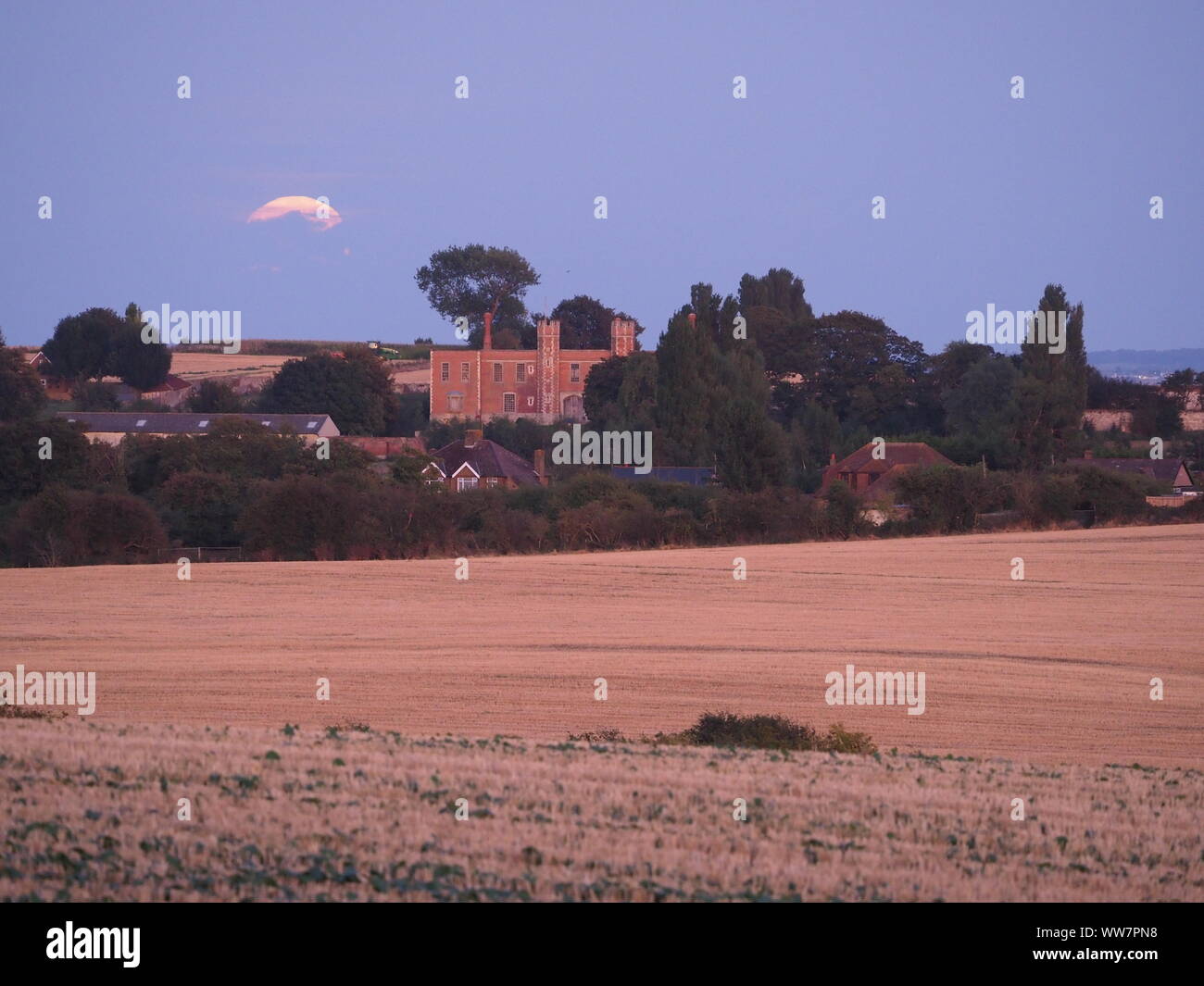 Eastchurch, Kent, Regno Unito. Il 13 settembre 2019. Regno Unito Meteo: la piena Harvest Moon visto svettare sulla storica Shurland Hall (dove Enrico VIII ha trascorso la sua luna di miele) in Eastchurch, Kent questa sera. Credito: James Bell/Alamy Live News Foto Stock