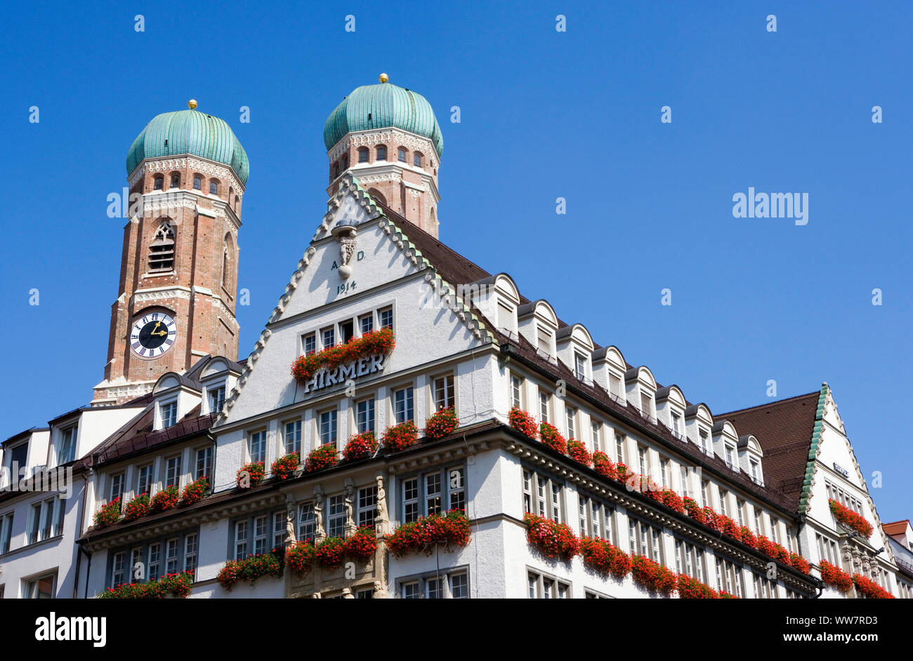 Gli uomini della casa di moda nella zona pedonale di Monaco di Baviera, la Chiesa di Nostra Signora Foto Stock