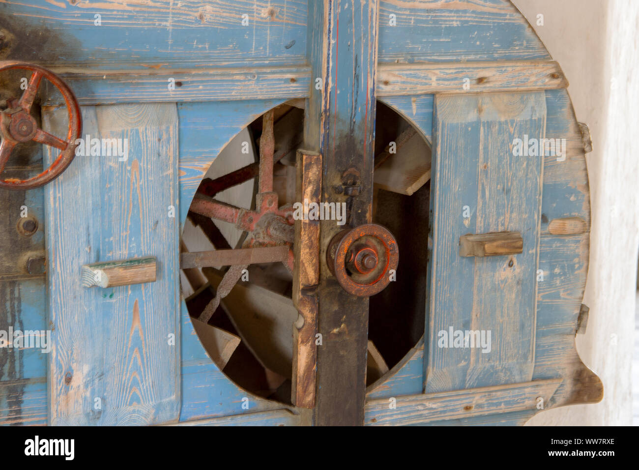 Guardare la meccanica di un vecchio mulino a vento Foto Stock