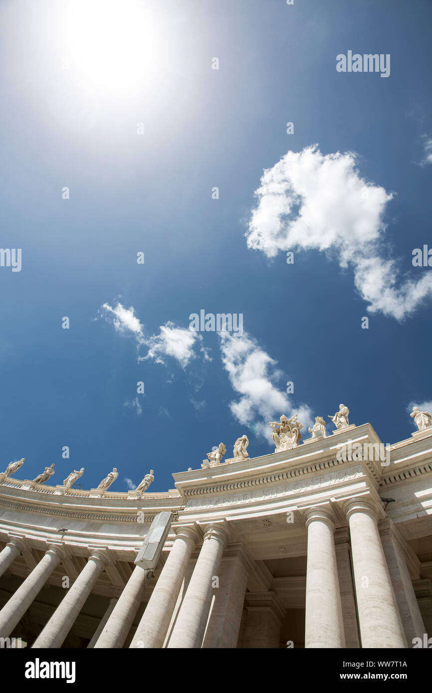 Vaticano, sculture sul porticato della Piazza San Pietro Foto Stock