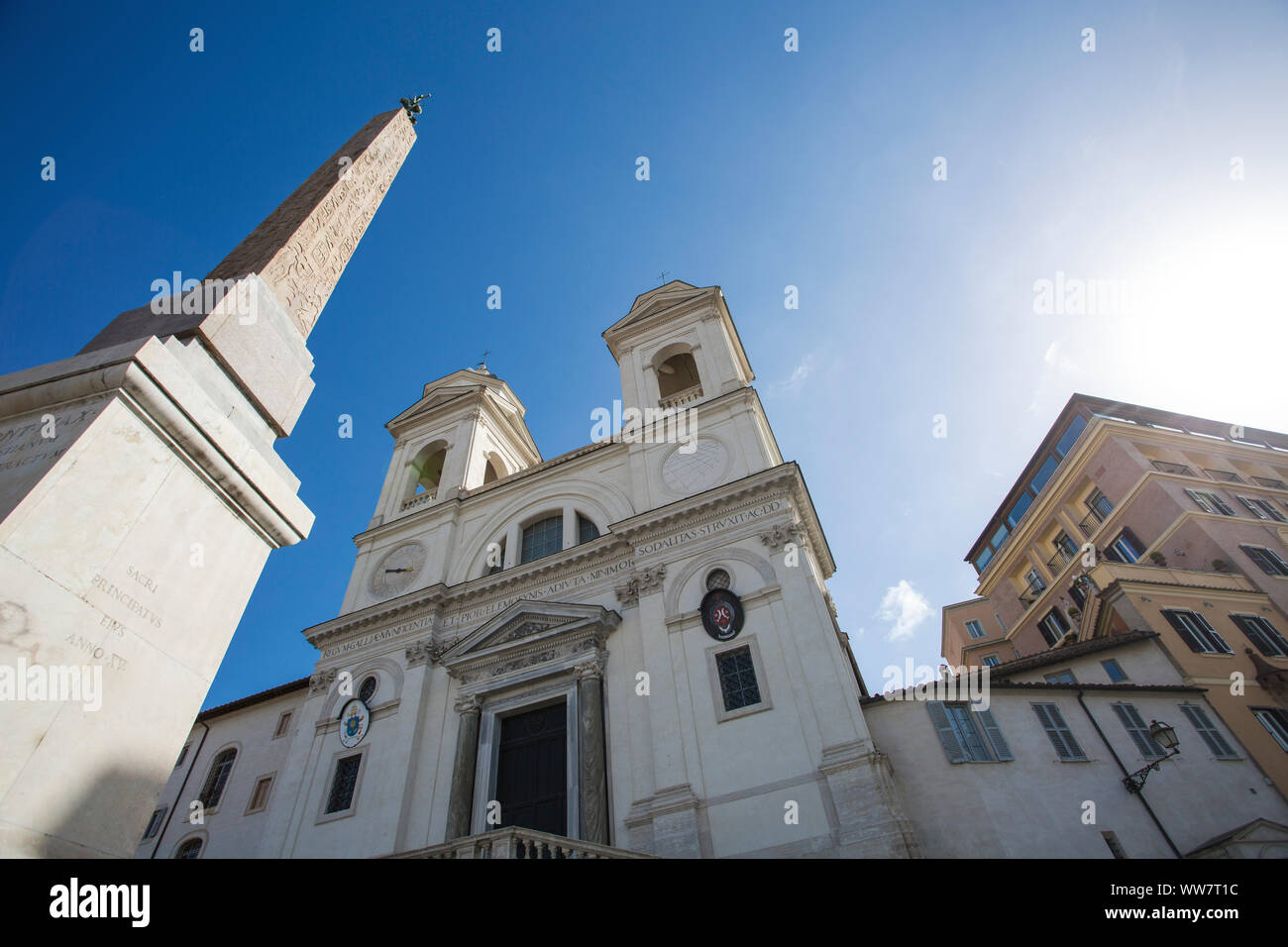 Italia, Roma, Santissima Trinità dei Mont e Obelisco Sallustiano presso la scalinata di Piazza di Spagna Foto Stock