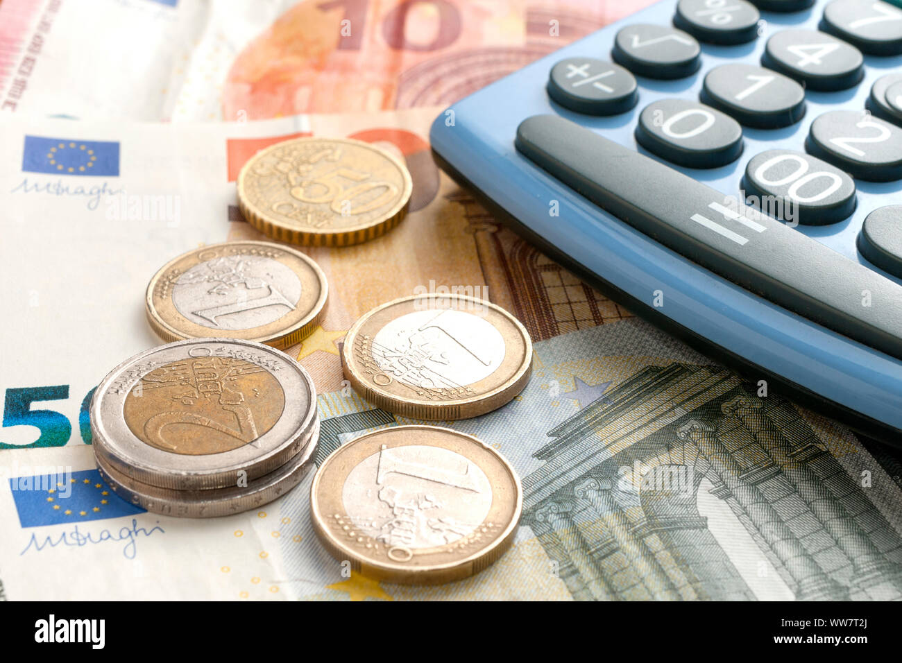 Monete in euro le banconote in euro e di una calcolatrice Foto Stock
