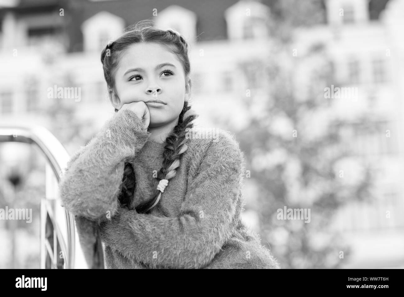 Intrattenimento per bambini. Tempo libero idee divertenti. Descrizione dell'evento. Le opzioni per il tempo libero. Tempo libero e svago. Ragazza di background urbano. Attività per ragazzi Foto Stock