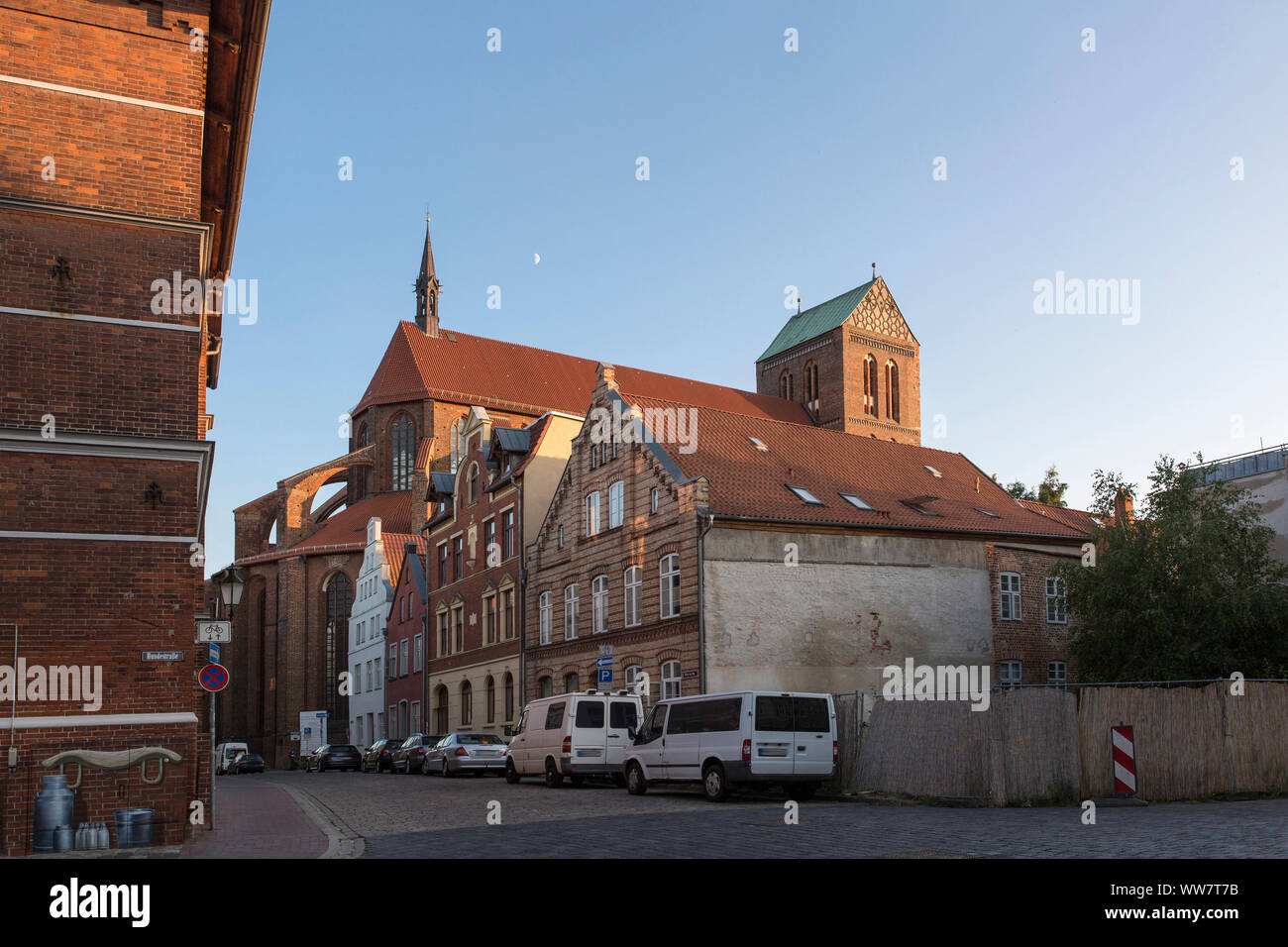 Germania, Wismar Visualizza case vicino stazione ferroviaria e la chiesa di San Nicola Foto Stock