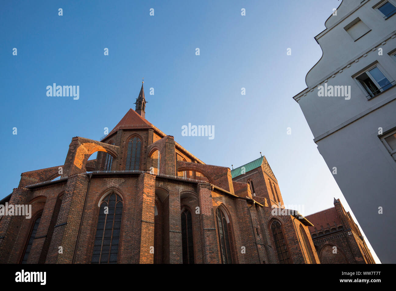Germania, Wismar Visualizza case vicino stazione ferroviaria e la chiesa di San Nicola Foto Stock