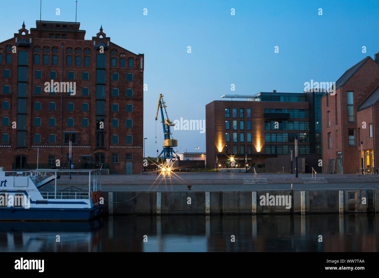 Germania, Wismar, edificio adibito a magazzino e la Gru nel porto Foto Stock