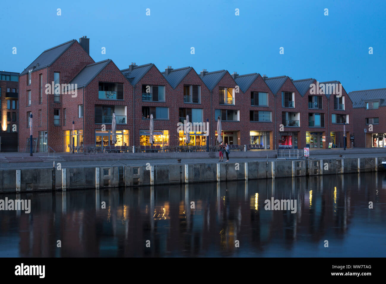 Germania, Wismar, edifici commerciali presso il porto vecchio Foto Stock