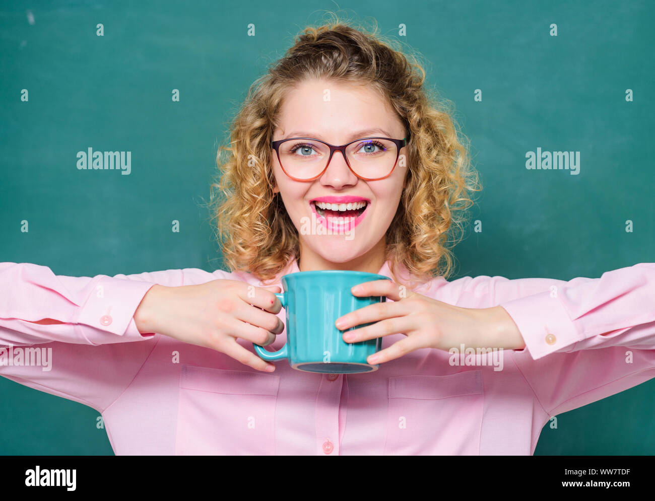 Dose di caffeina. Insegnante in bicchieri bere il caffè lavagna sfondo. L'insegnamento è più grande atto di ottimismo. Donna gustare il caffè prima di classi scolastiche. Il caffè di tossicodipendenti. Carica di energia per tutta la giornata. Foto Stock