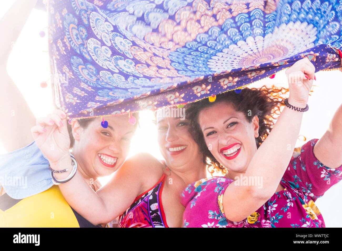 Giovani donne amici gruppo di persone in un carnevale sitation facendo parte insieme. la felicità e gioia nel concetto di amicizia. colorata e luminosa immagine Foto Stock