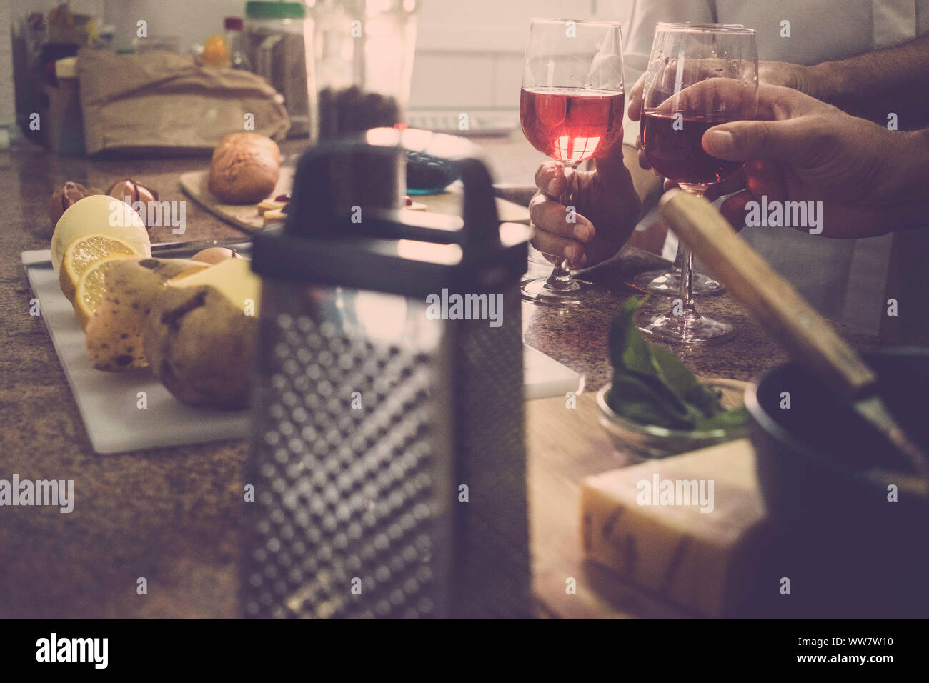 Vintage filtro per un cocktail home scena con tre mani da due uomini e una donna di casa. Scena nazionale di vita abituale per un po' di tempo insieme. Foto Stock