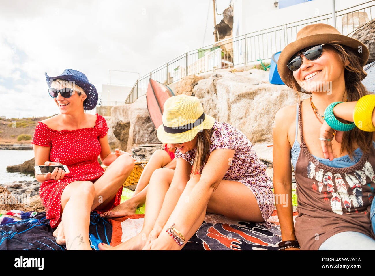 Il gruppo di allegro caucasian giovani donne in felice le attività per il tempo libero insieme all'aperto vicino alla spiaggia e al mare. vacanza e felicità il concetto di amicizia con il sorriso e la risata Foto Stock