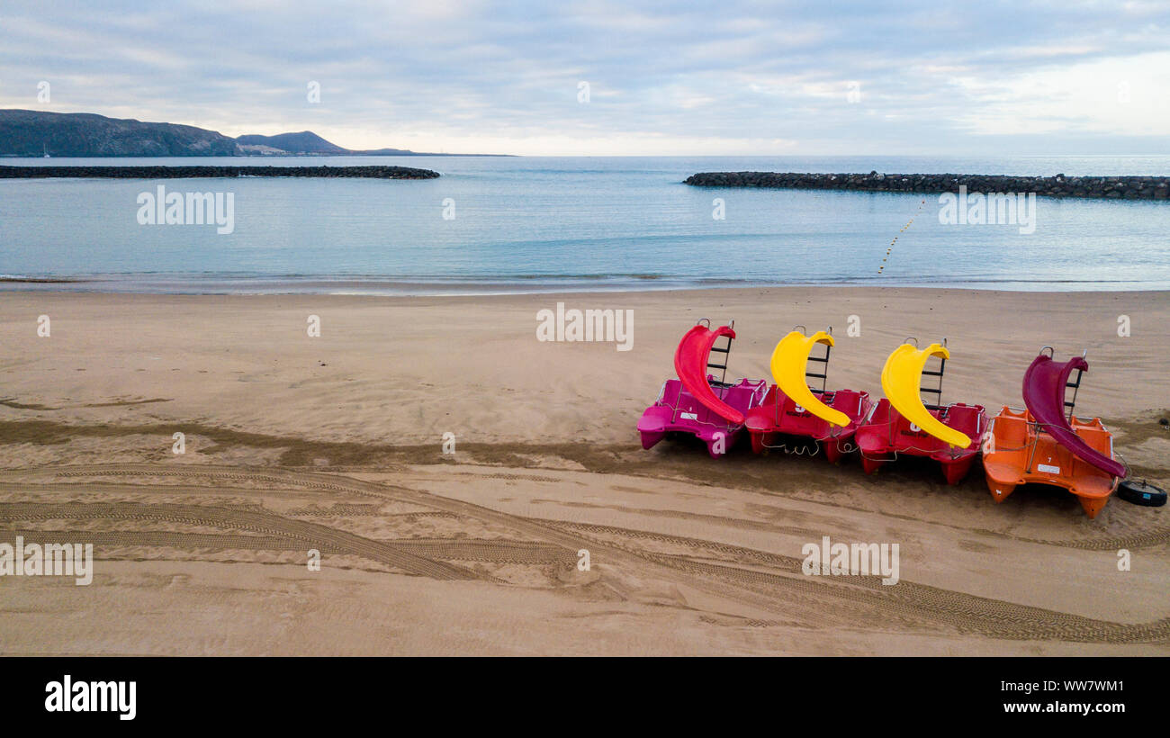 Vista aerea della spiaggia con nessuno al mattino presto prima che i turisti viene. sabbia e luogo pulito per le persone in vacanza soddisfazione. giochi d acqua bike e blu oceano paesaggio in background Foto Stock