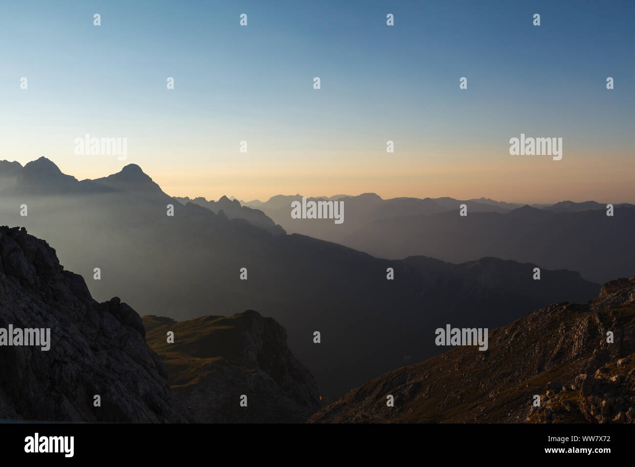 Vista sul Hochblassen e Alpspitze, due vertici nella gamma del Wetterstein vicino a Garmisch-Partenkirchen, in Baviera, Germania, Foto Stock