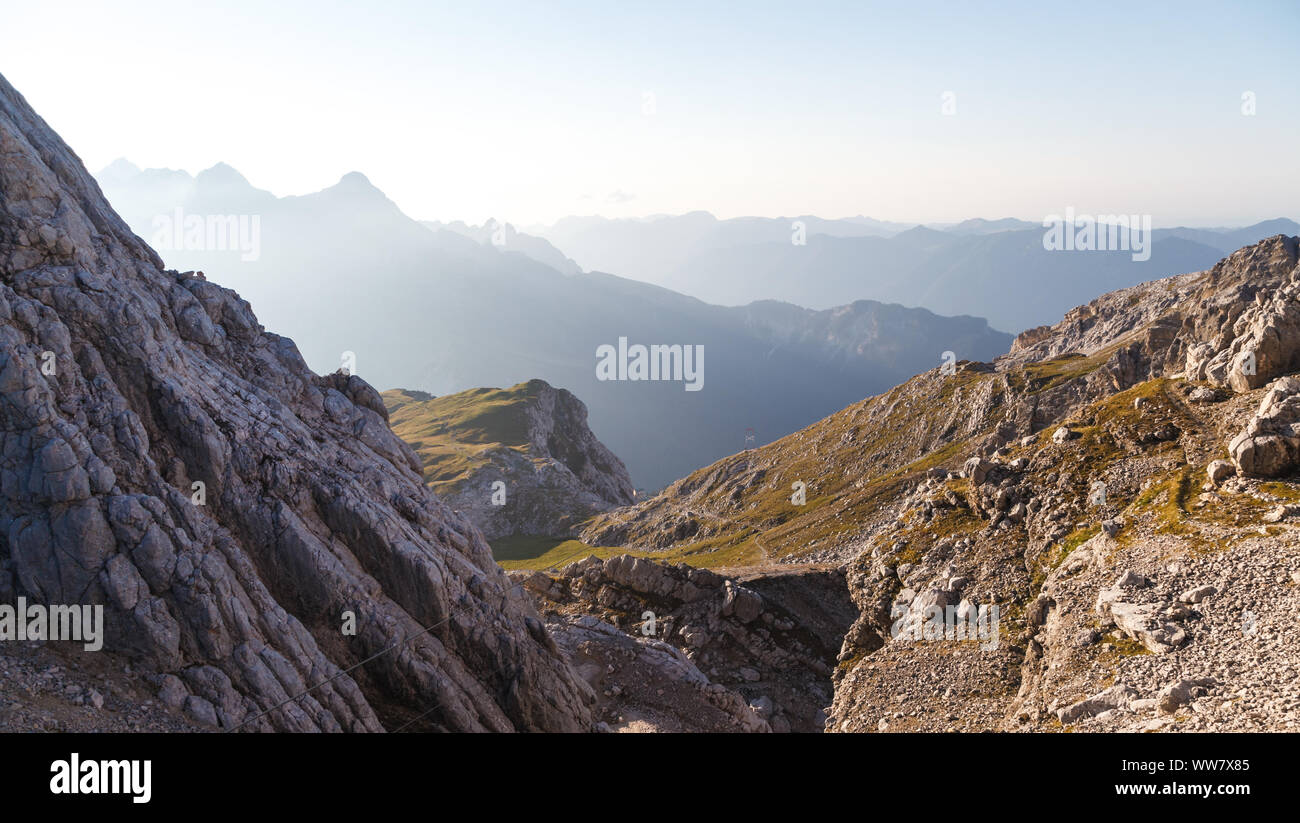 Vista sul Hochblassen e Alpspitze, due vertici nella gamma del Wetterstein vicino a Garmisch-Partenkirchen, in Baviera, Germania, Foto Stock