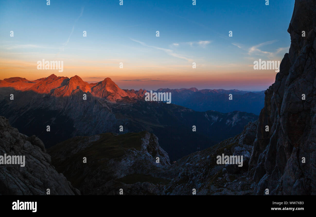 Vista sul Hochblassen e Alpspitze, due vertici nella gamma del Wetterstein vicino a Garmisch-Partenkirchen, in Baviera, Germania, Foto Stock