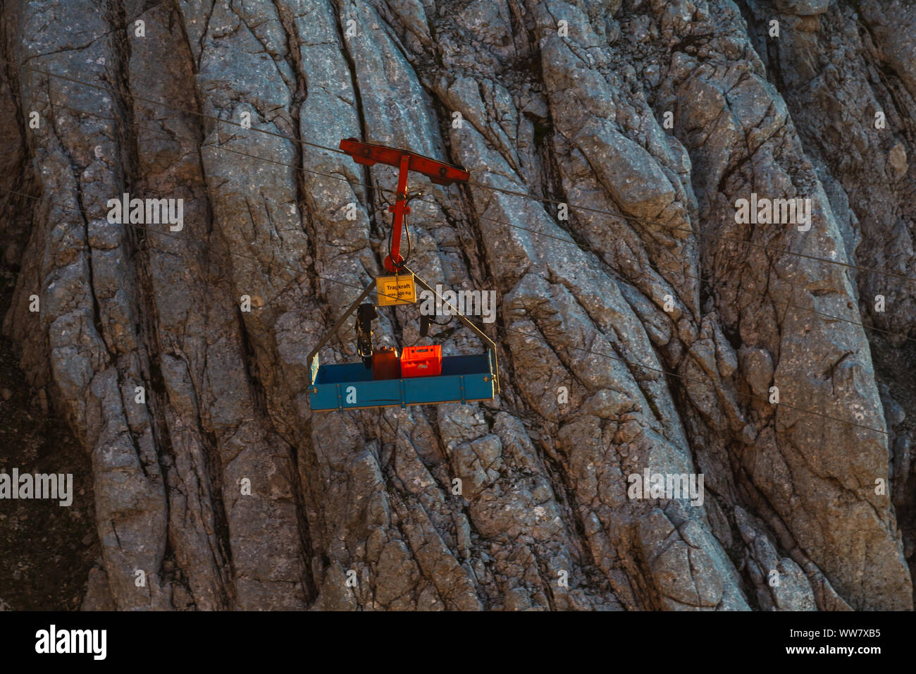 Un treno di materiale fornisce la protezione di rifugio in montagna vicino a Garmisch-Partenkirchen, Foto Stock