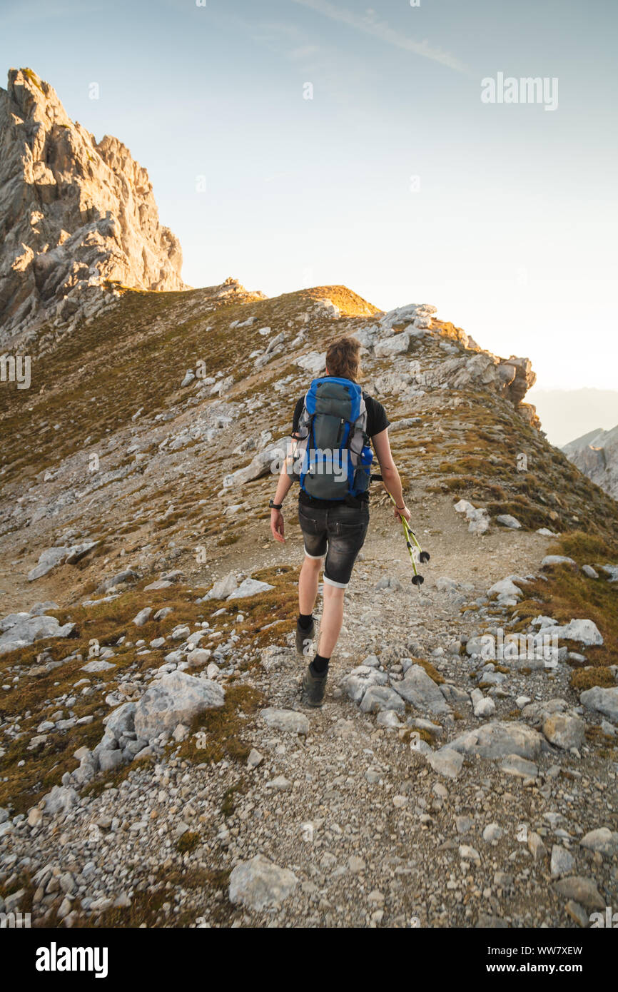 Un giovane uomo che corre in discesa a valle Foto Stock