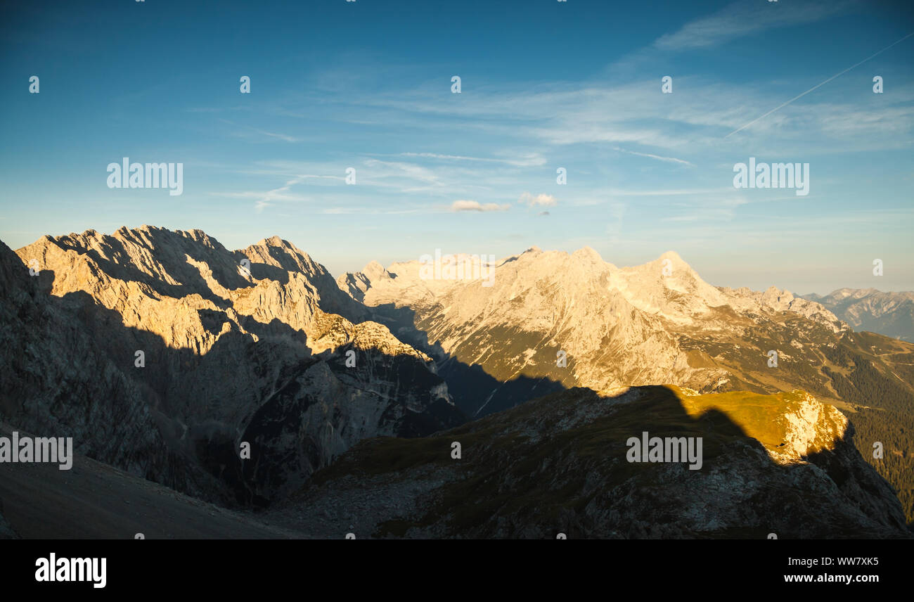 Vista sul Hochblassen e Alpspitze, due vertici nella gamma del Wetterstein vicino a Garmisch-Partenkirchen, in Baviera, Germania, Foto Stock